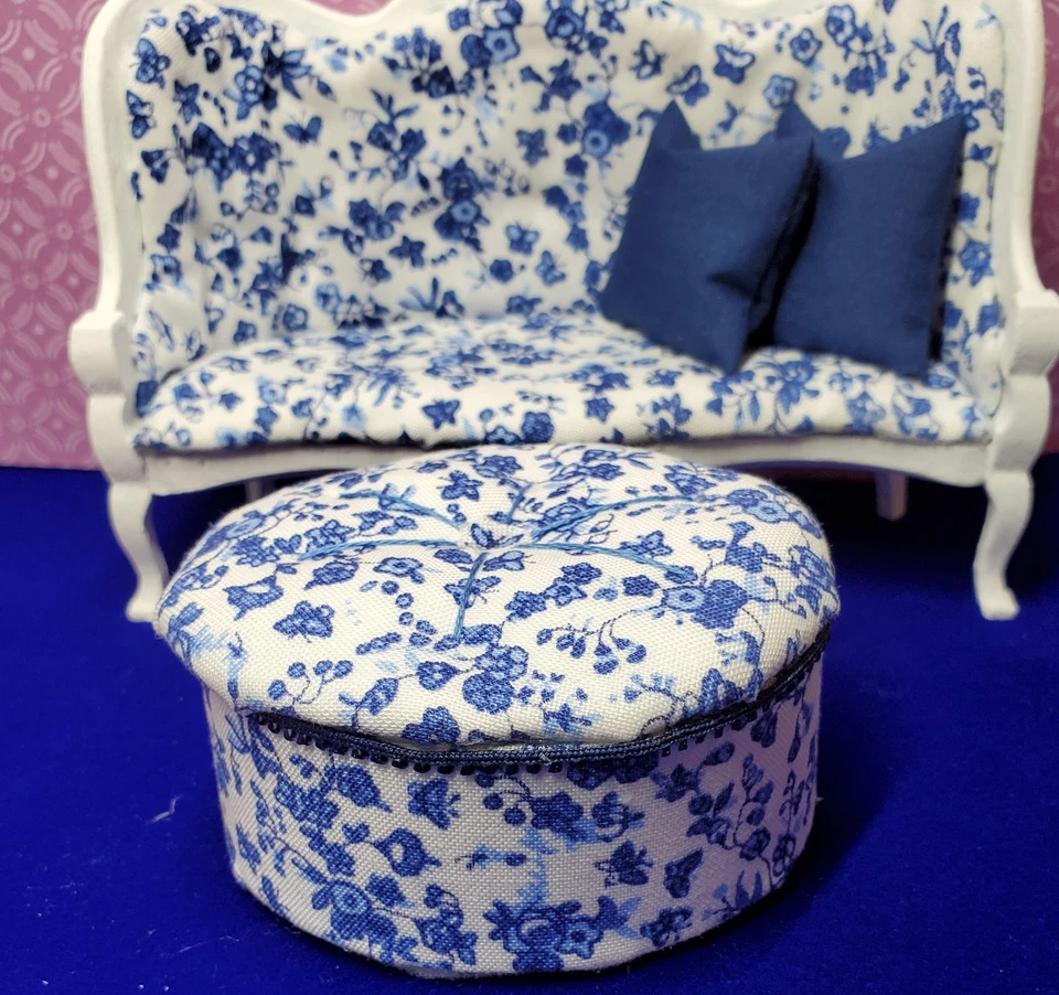 Sofá miniatura para casa de muñecas azul y blanco con otomana Foto 4 de 4