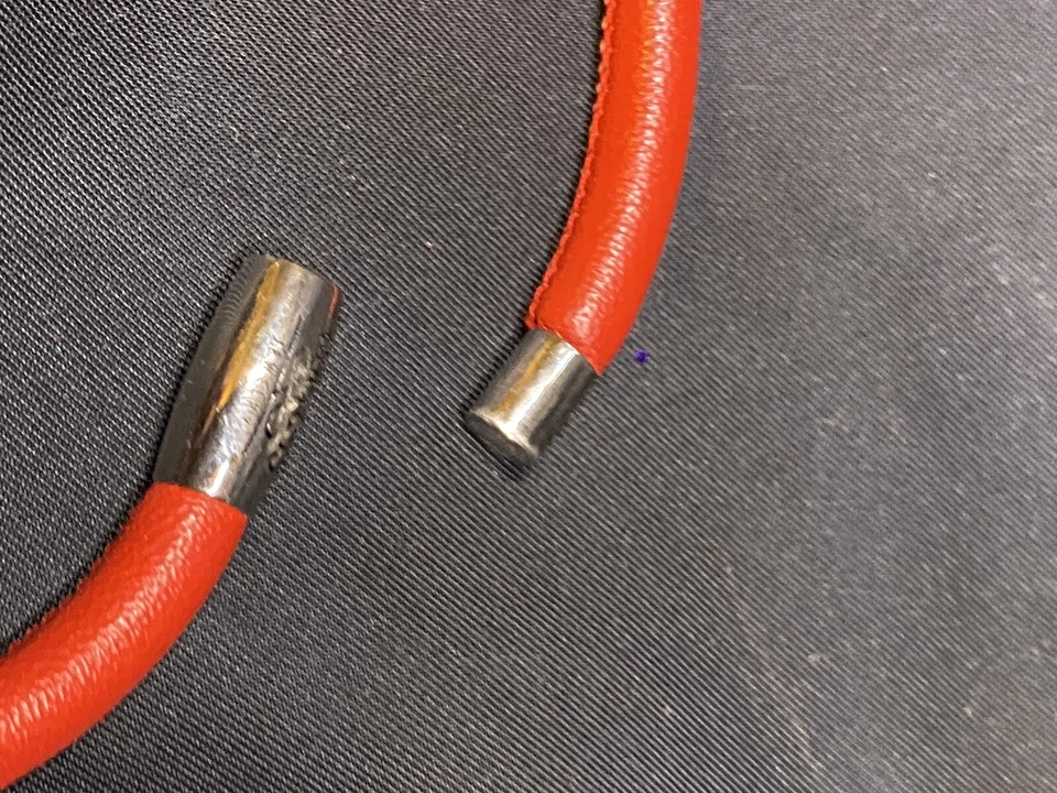 PULSERA ENVOLVENTE DE CUERO ROJO JOYERÍA INFINITA CON 2 DIJES 1 ES PLATA DE LEY 925 Foto 3 de 4