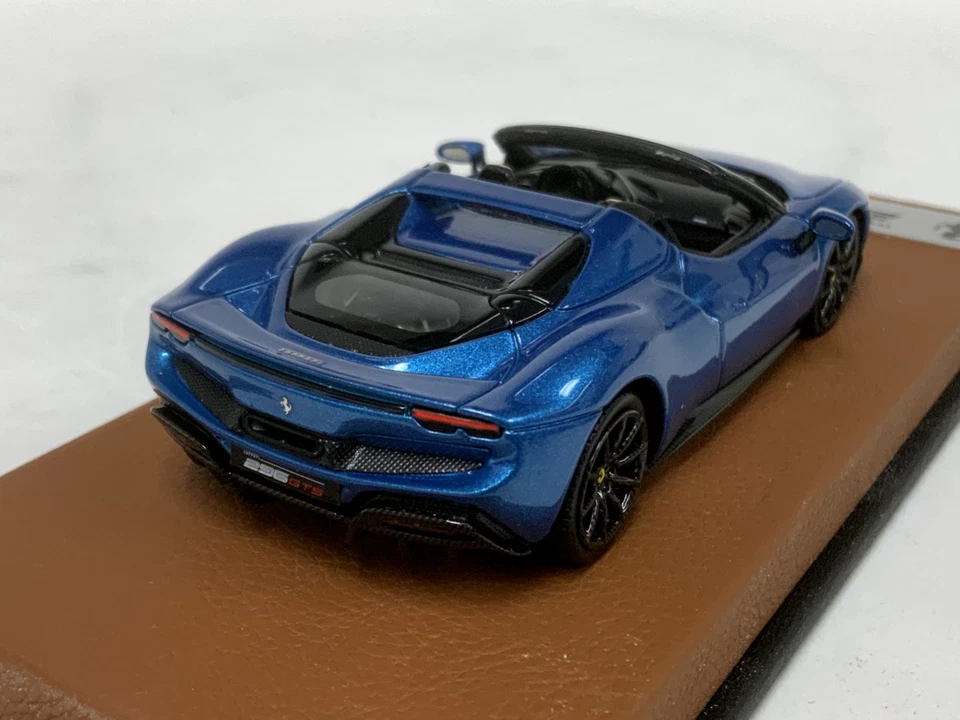 1/43 Looksmart Ferrari 296 GTS en azul Corsa sobre base de cuero LS538A Foto 4 de 4