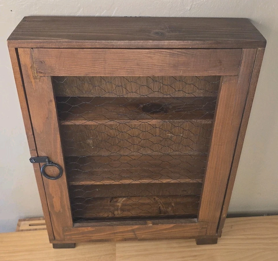 Vitrina de madera de granja - Frente de alambre de pollo, 2 estantes Foto 2 de 4