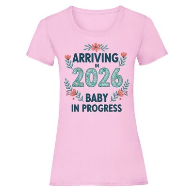Arriving In 2026 Baby In Progress Damen T-Shirt Schwangerschaftsankündigung