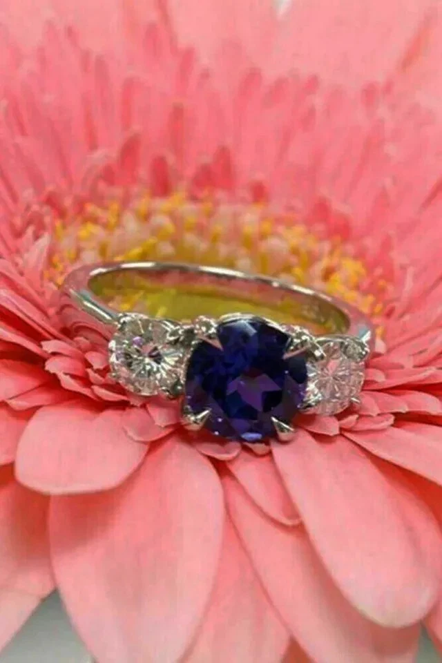 Anillo de regalo de diamantes de zafiro creado en laboratorio de corte redondo de 2,50 quilates enchapado en oro blanco de 14 quilates Foto 2 de 3