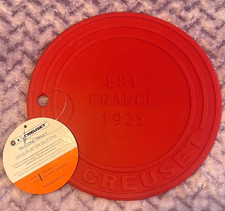LE CREUSET 8" SILICONE FERNCH TRIVET RED - NEW