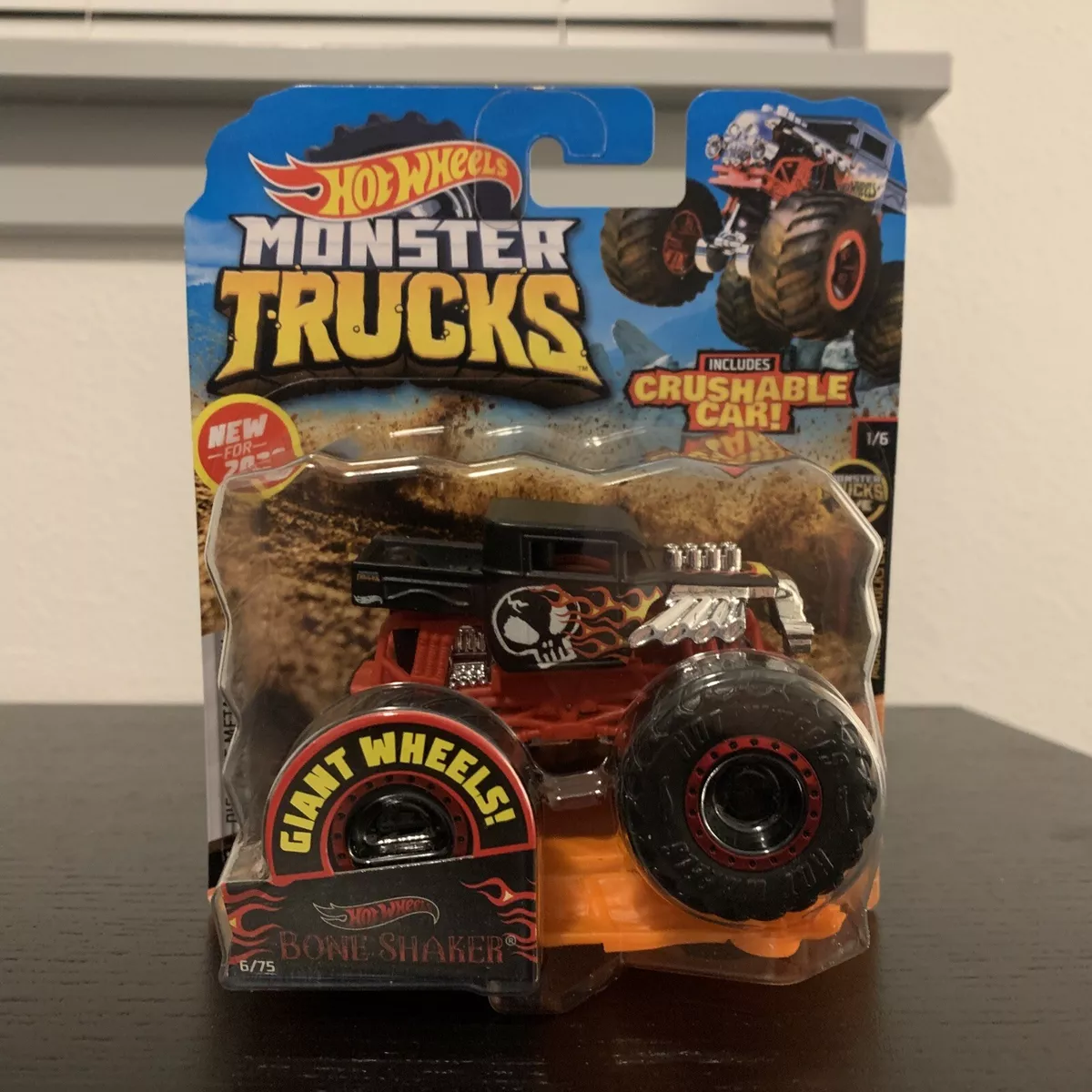 Hot Wheels Monster Trucks Bone Shaker, Giant wheels, including crushab