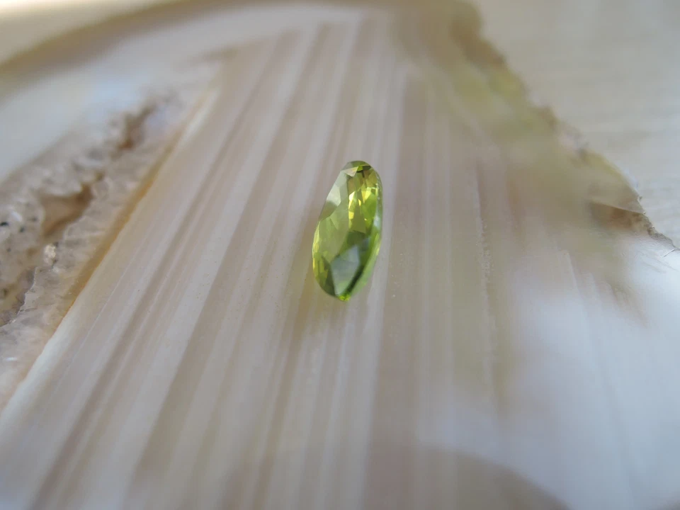 Echter Peridot Navetteschliff facettiert Edelstein Fasserstein 70 - Bild 3 von 4