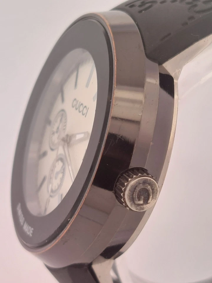 Gucci 3ATM Swiss Made 44.5mm Date Quartz Watch, Black Rubber Band - Ref. 1142 - Image 4 of 4