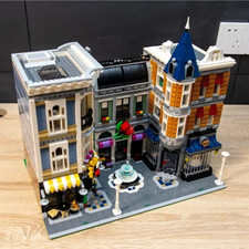 NEW Expert Assembly Square Modular W/ Minifig...