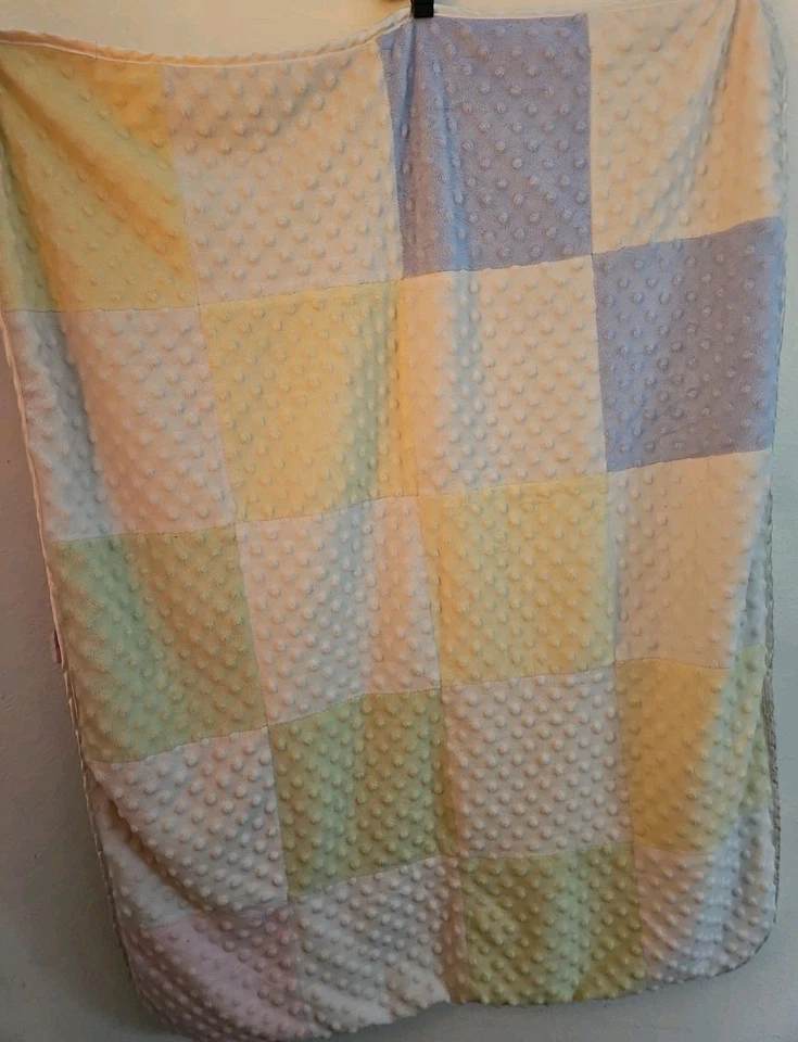 Cobertor de bebê Just Born Minky Dot verde amarelo azul rosa quadrados Sherpa patchwork - Imagem 3 de 4