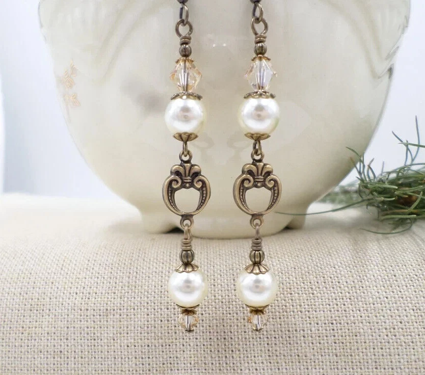 Beige 2024 pearl earrings