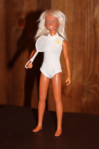 KENNER DUSTY DOLL 1974 MADE IN HONG KONG WITH TENNIS RAQUET