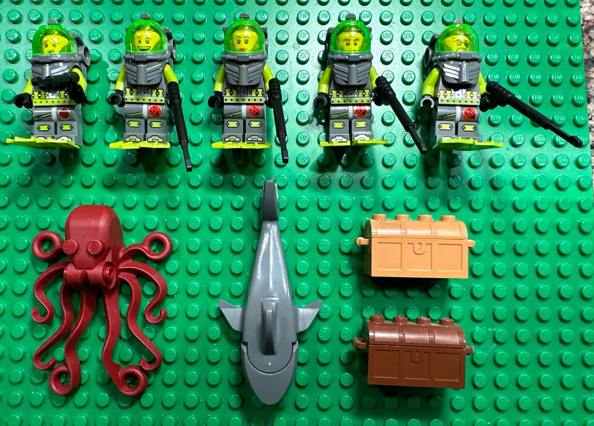 LEGO Lot of 5 Atlantis Scuba Divers Mini Figures Treasure Chest