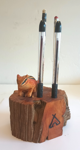 Soporte para bolígrafo de madera de ardilla tallada vintage soporte para lápices de escritorio firmado y fechado 1989 - Imagen 2 de 8