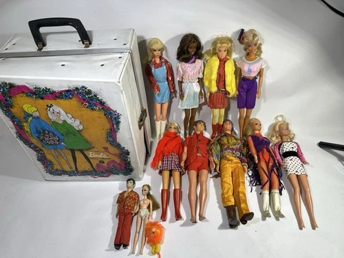 LOT OF 11 VINTAGE 1960’s BARBIES+ CLOTHES+ ACCESSORIES+ CASE