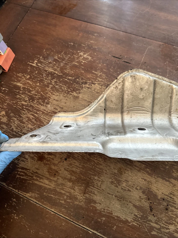 Silenciador de escape Mercedes Benz W124 1986-1993 placa de cubierta de protector térmico OEM Foto 4 de 4