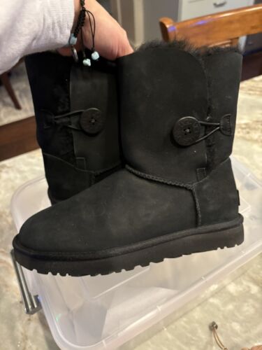 FREE GIFT included! UGG Bailey Button Black  Womens Size 7 Boots Bootie Shoes - Afbeelding 1 van 7