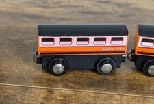 Treno giocattolo vintage in legno arancione con ruote in metallo - classico da collezione