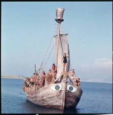 Actor yugoslavo Bekim Fehmiu de pie en la proa de su barco años 60 FOTO ANTIGUA