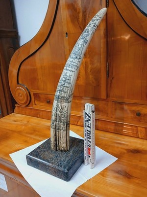 Grosse Skulptur mit Höhe 57 cm - Nachbildung Walrosszahn auf Marmorsockel -L664