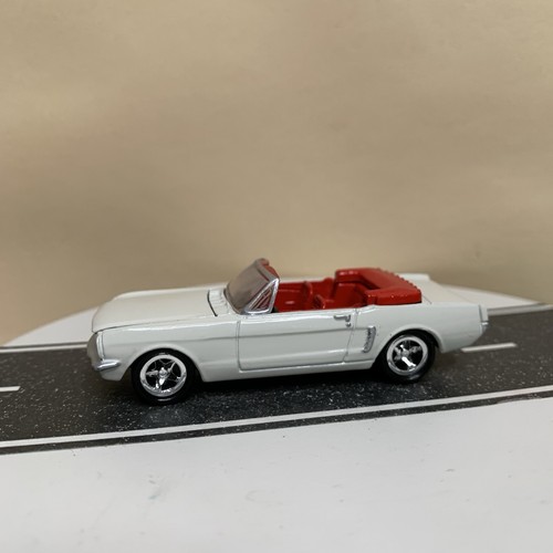 Johnny Lightning James Bond 007 Goldfinger 1965 Ford Mustang Convertible 1:64 NM - Picture 12 of 14