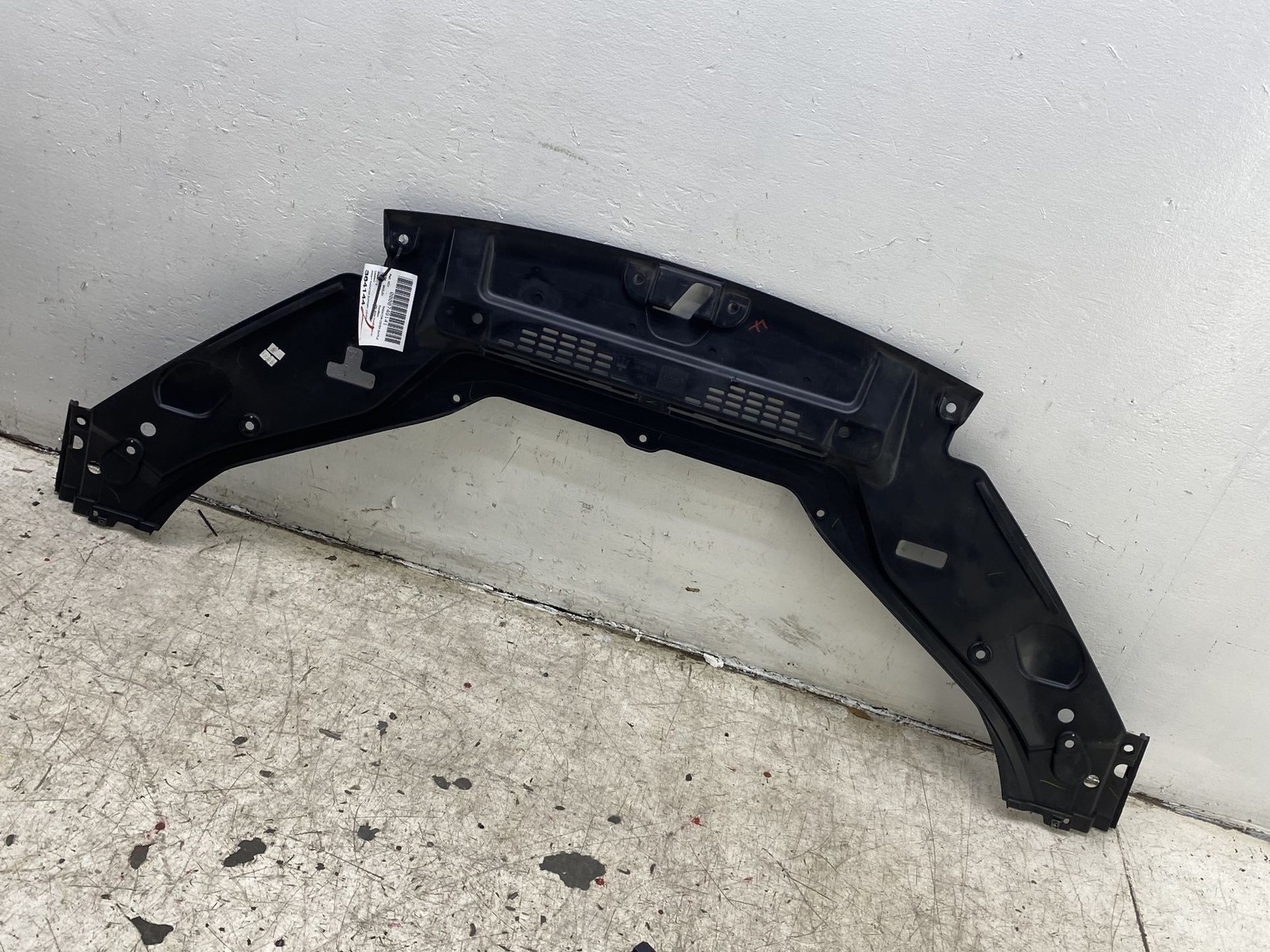 2017-2022 MASERATI LEVANTE OEM FRONT RADIATOR SUPPORT COVER TRIM PANEL 670042318