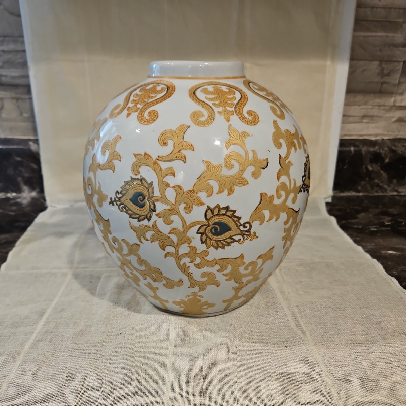 Vintage Arabesque Urn Gold Chinoiserie White Flowers vase Oriental