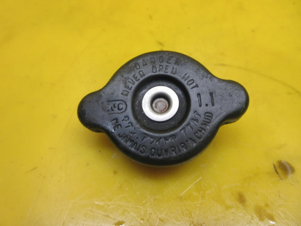 OEM 2004 KAWASAKI VULCAN 2000 VN2000 TERMOSTATO CARCASA TAPA DE PRESIÓN TAPA SUPERIOR Foto 2 de 3