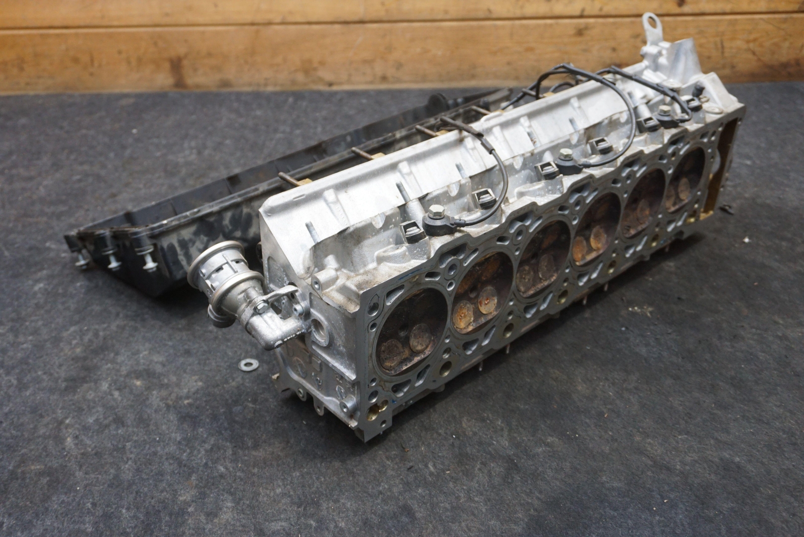 Left Cylinder Head Assembly 11121556129 6.75L Rolls Royce Phantom 