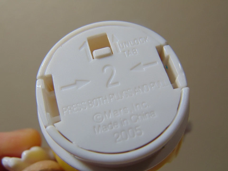 Lote de 3 figuras de Pascua M&M Marte adornos de tubo 2005 conejos en huevos sombrero púrpura Foto 4 de 4