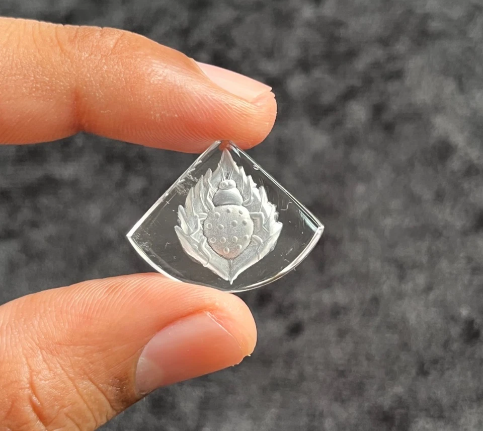 Grabado de insectos tallado a mano de cristal de roca natural para la fabricación de joyas Foto 3 de 4