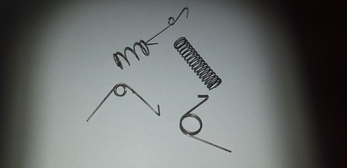 Federn aus Telefunken TW 509 - Plattenspieler Ersatzteil