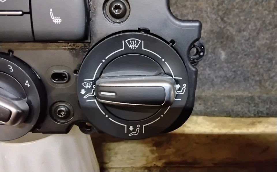 2012 VOLKSWAGEN BEETLE HEATER AC TEMPERATURE CLIMATE CONTROL SWITCH OEM ASSEMBLY - Image 4 of 4