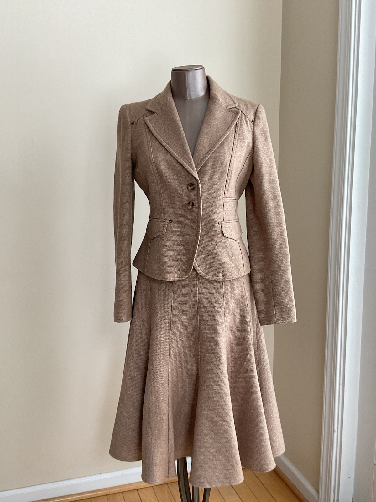 Vintage Michael Kors Women’s beige Blazer Skirt Set Size 4, 100 % wool,