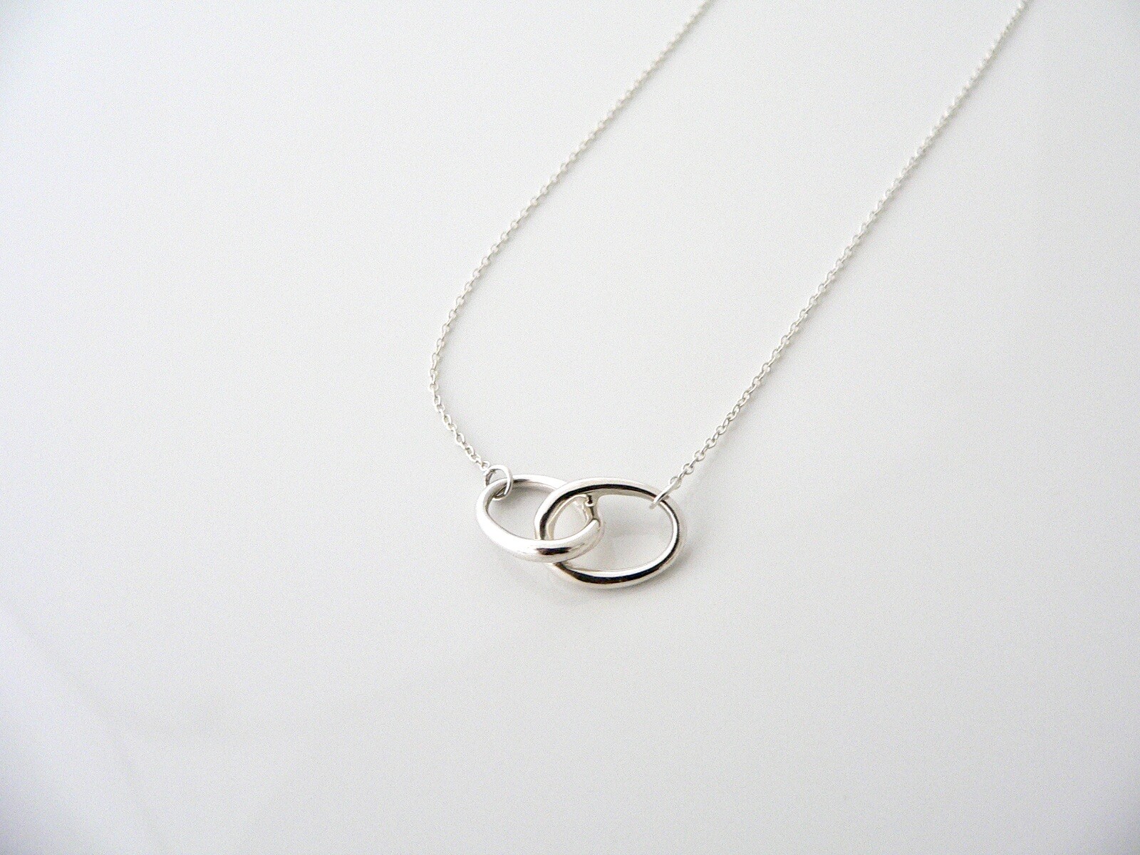 Tiffany & Co Interlocking Ovals Necklace Peretti Pendant Silver Gift Love Knot