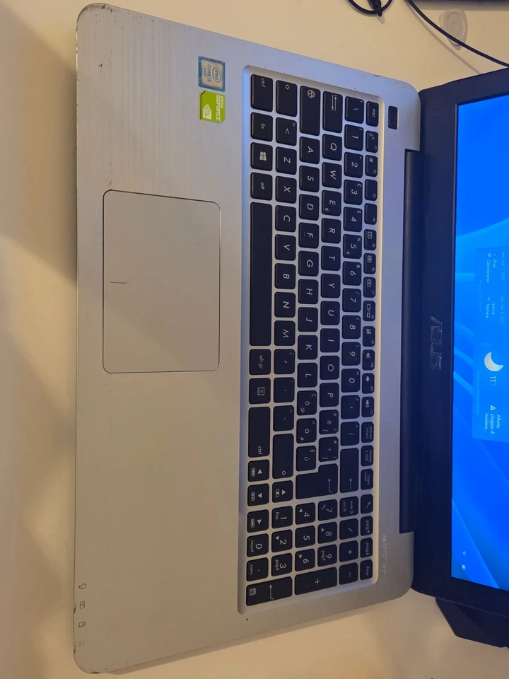 Asus F556U i5 8GB SSD 240GB Windows 11 - Immagine 3 di 4