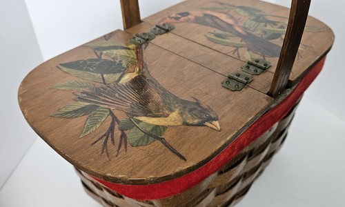Cestino da picnic vintage in legno intrecciato con coperchio e manico. Cardinal Birds. Disegnato a mano. 1964 - Foto 6 di 23