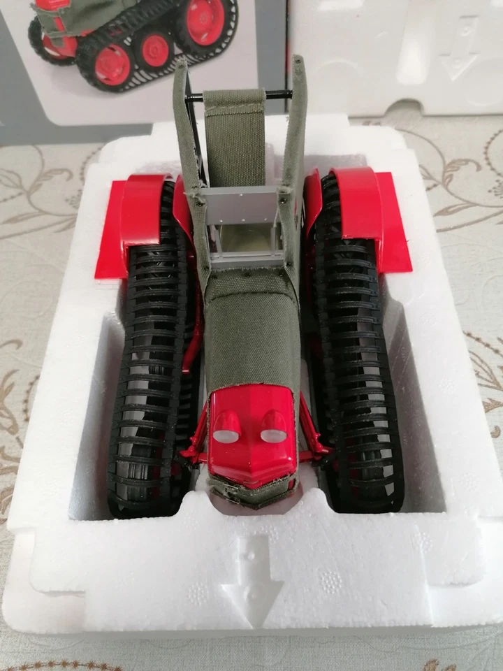 Modellino Trattore  Universal Hobbies Ferguson TEA-20 "SUE" 1:16 - Immagine 2 di 4