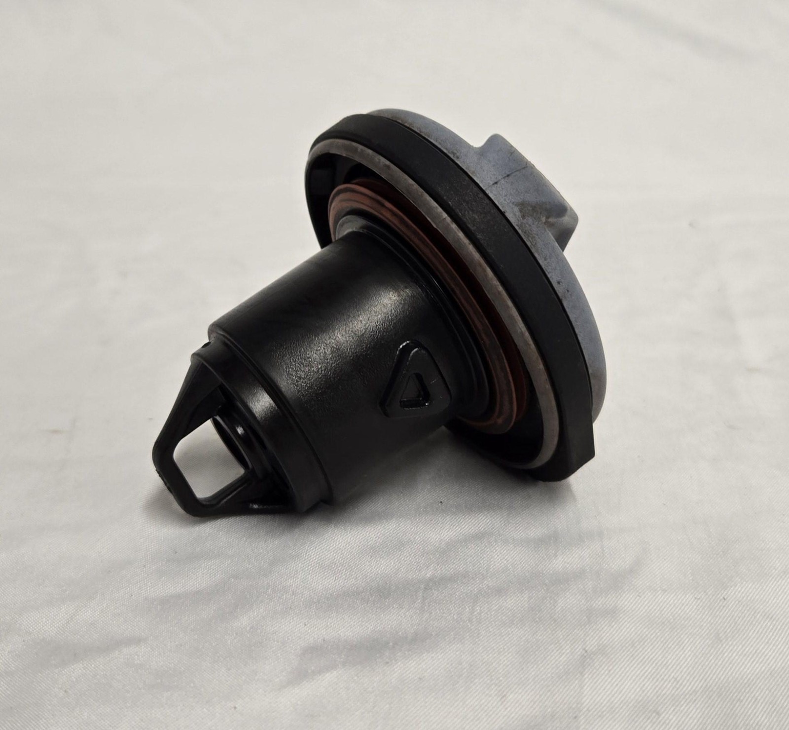 2005 Maserati Quattroporte M139 Rear Fuel Tank Gas Filler Cap Assembly OEM