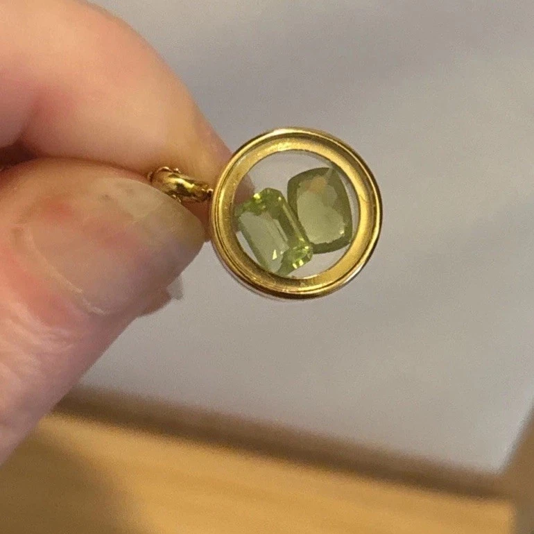 Medallón mini coctelera chapado en oro de 18k con dos peridotos corte princesa Foto 2 de 4