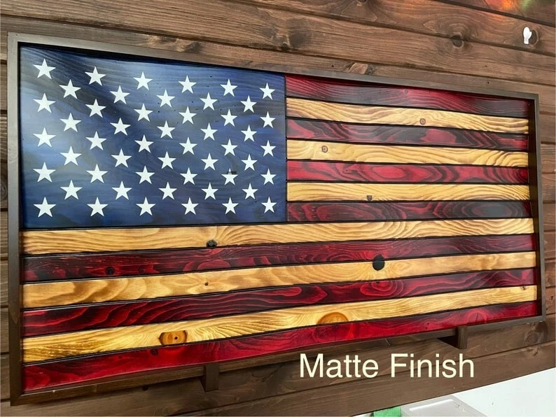 Elegante bandera rústica americana grabada en madera antigua de diseño ondulado pintada a mano Foto 4 de 4