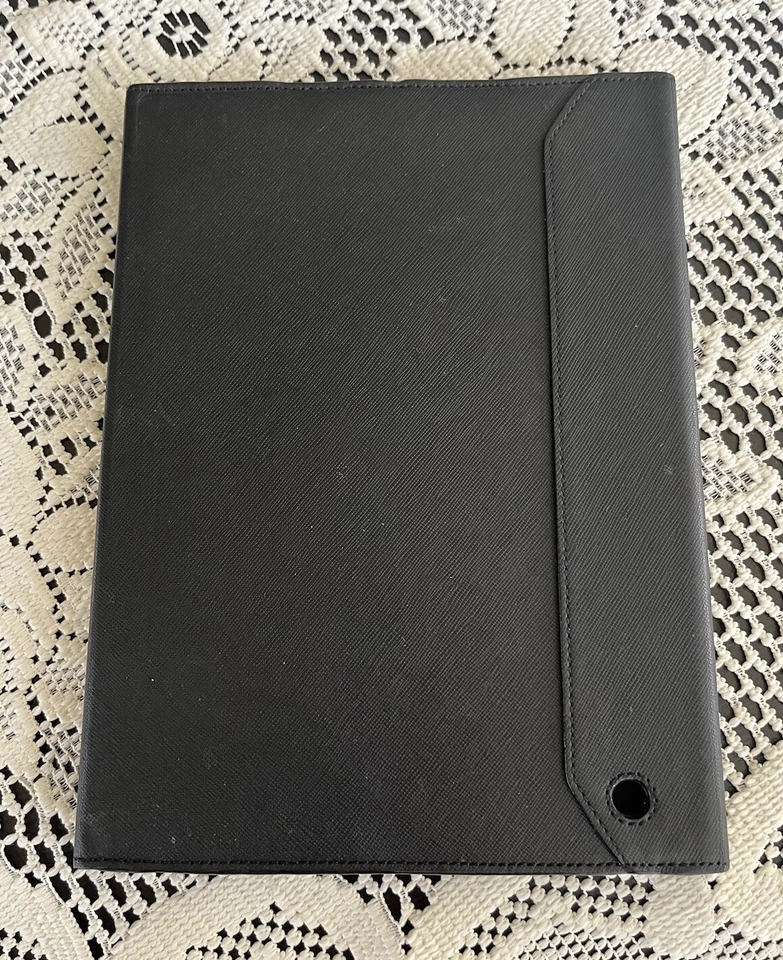 Capa envelope preta Coach iPad 10” x 7” couro iPad Pro 9.7 suporte para cartão - Imagem 2 de 4