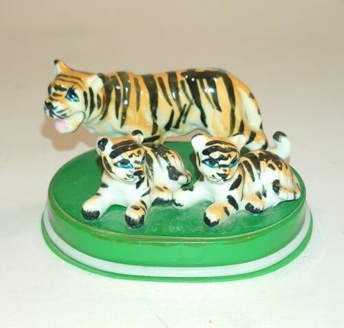 Vintage 1960s Miniature Bone China Tiger & Cubs w/ Blue Eyes on Plastic Base EUC - Afbeelding 1 van 6