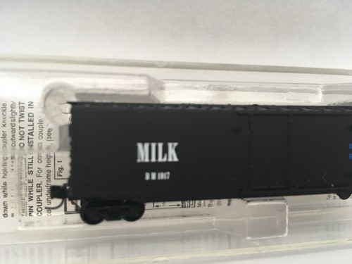 Z SCALE Micro Train 13619-2 50ft Std Box Car Plug Door Boston & Maine B&M #1917 - Picture 3 of 8