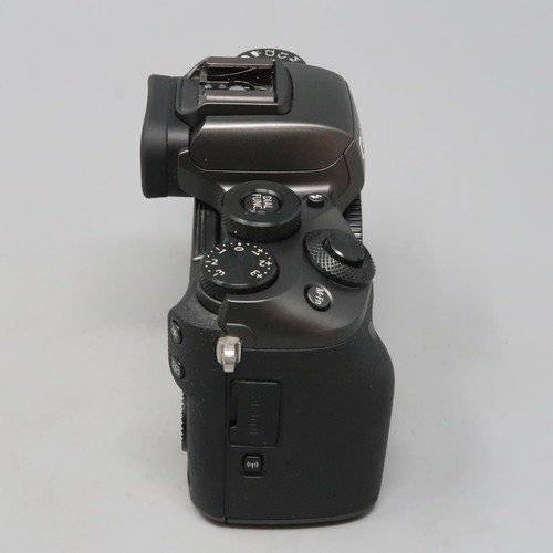 Canon EOS M5 24.2MP Mirrorless Digital Camera Body Only - Picture 4 of 10