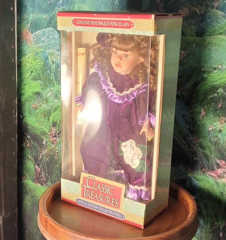 Classic Treasures Special Edition Bisque Porcelain Doll Boxed MPN Y91075AA