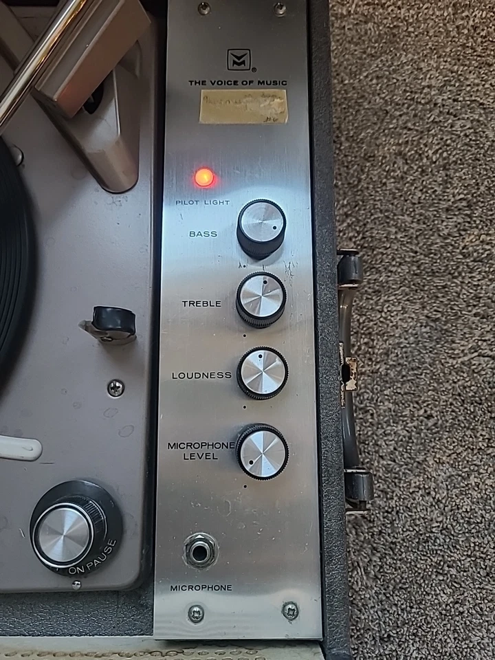 La Voz de la Música Modelo 216-3. Tocadiscos 216/Av vintage funcionando Foto 2 de 4