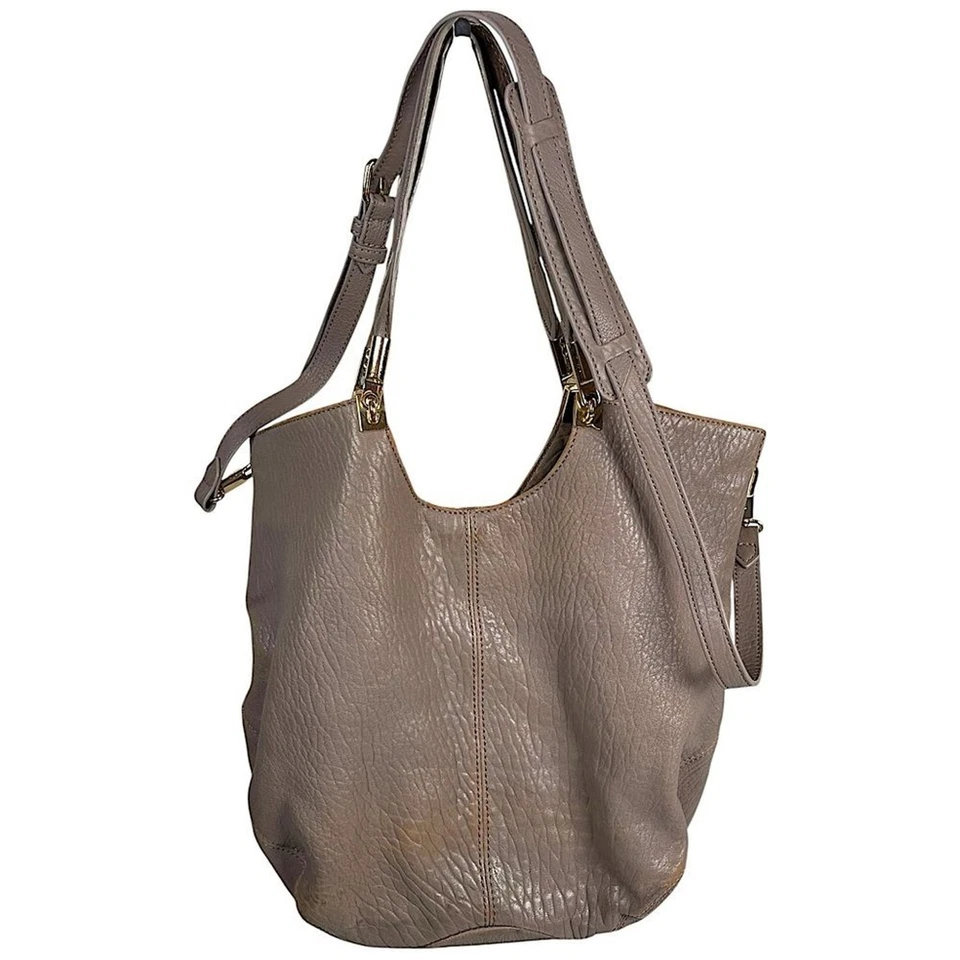 Elizabeth and James Bolso de Hombro Grande de Cuero Guijarro Marrón Taupe Foto 2 de 4
