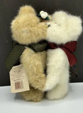 Boyds Bear Pair Mistle & Taux Kissing Hugging Christmas Mistletoe 7" Plush
