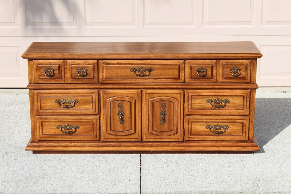 Cómoda de roble Broyhill Premier vintage - gabinete de almacenamiento de madera maciza de 9 cajones Foto 3 de 4