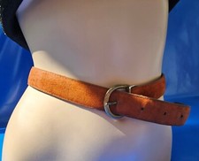 CEINTURE MARRON FAÇON CUIR ASPECT VELOURS FEUILLAGE EN RELIEF 85 cm x 3 cm