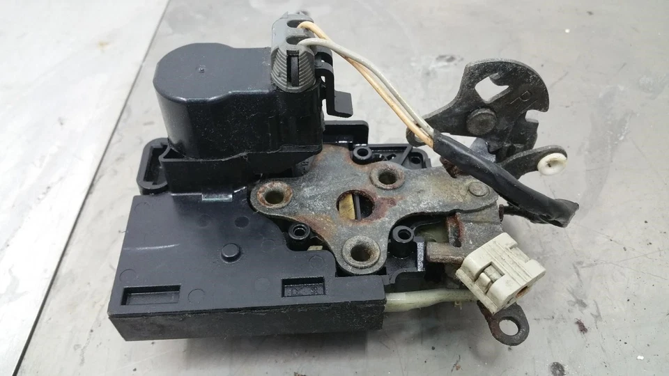 Pestillo puerta delantera derecha Chevy Cavalier OEM Pontiac Sunfire 22723799 95 05 99 01 Foto 3 de 4